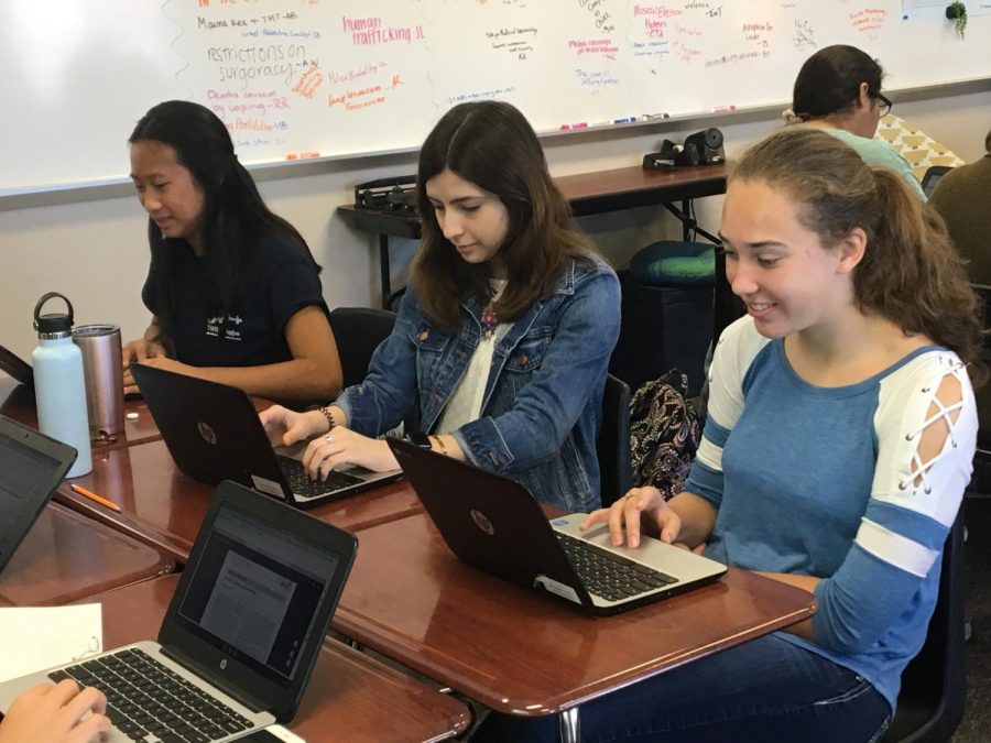 AP+Seminar+students+work+together+for+a+class+assignment.+Seminar+is+a+new+addition+to+campus+this+year.
